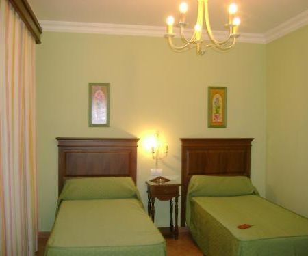 Hotel Santa Cruz Los Palacios Y Villafranca Esterno foto